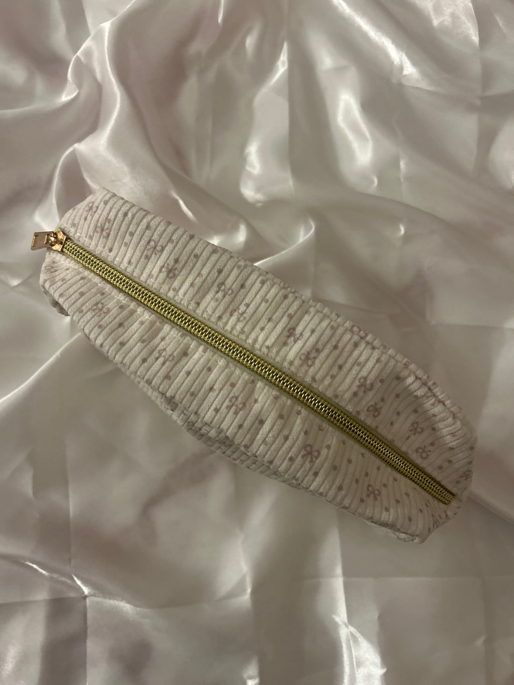 Dainty bow wash case