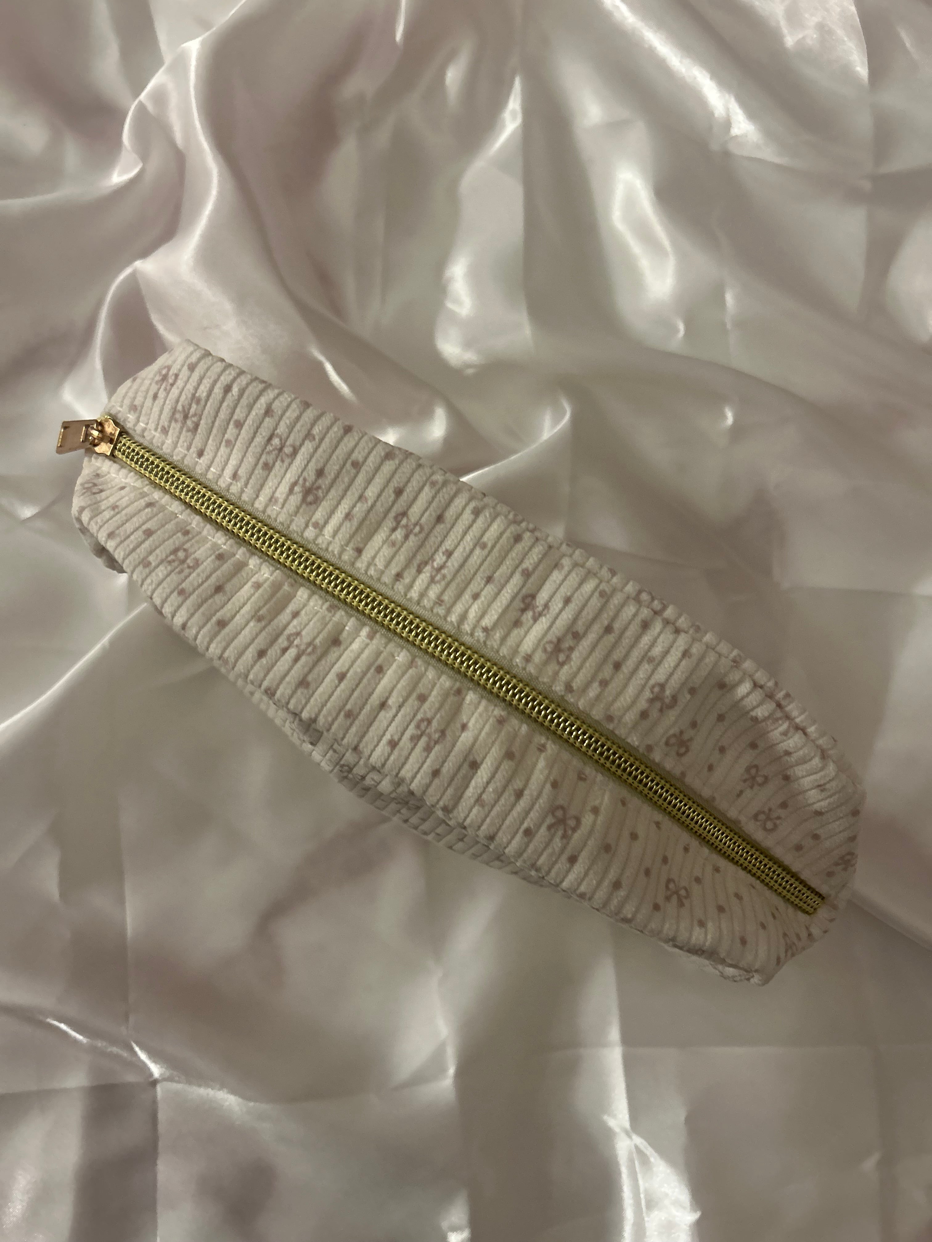 Dainty bow wash case