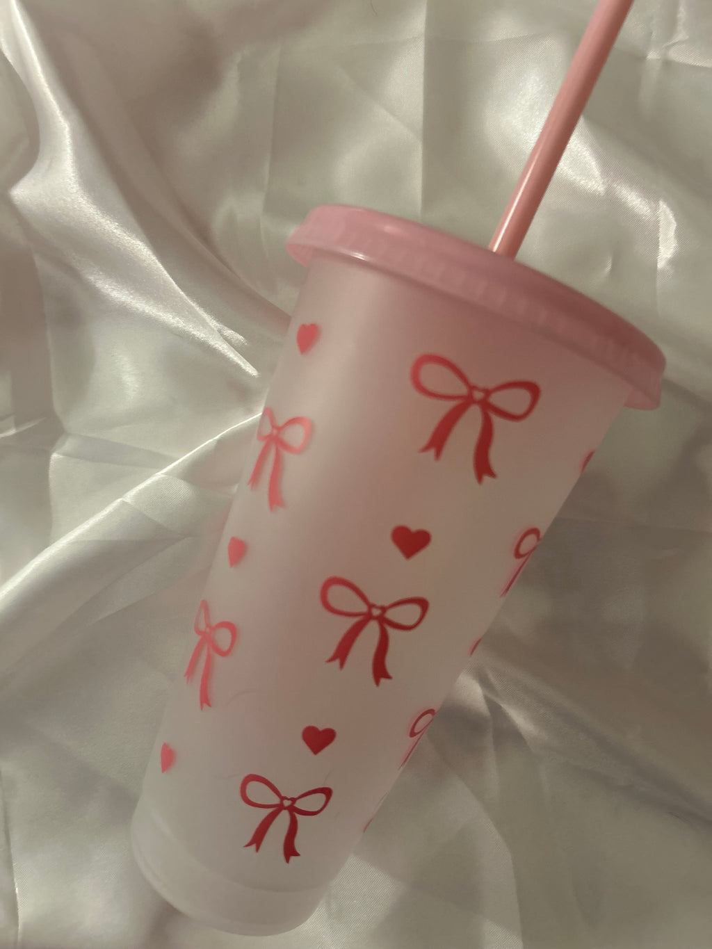 Bow straw cup