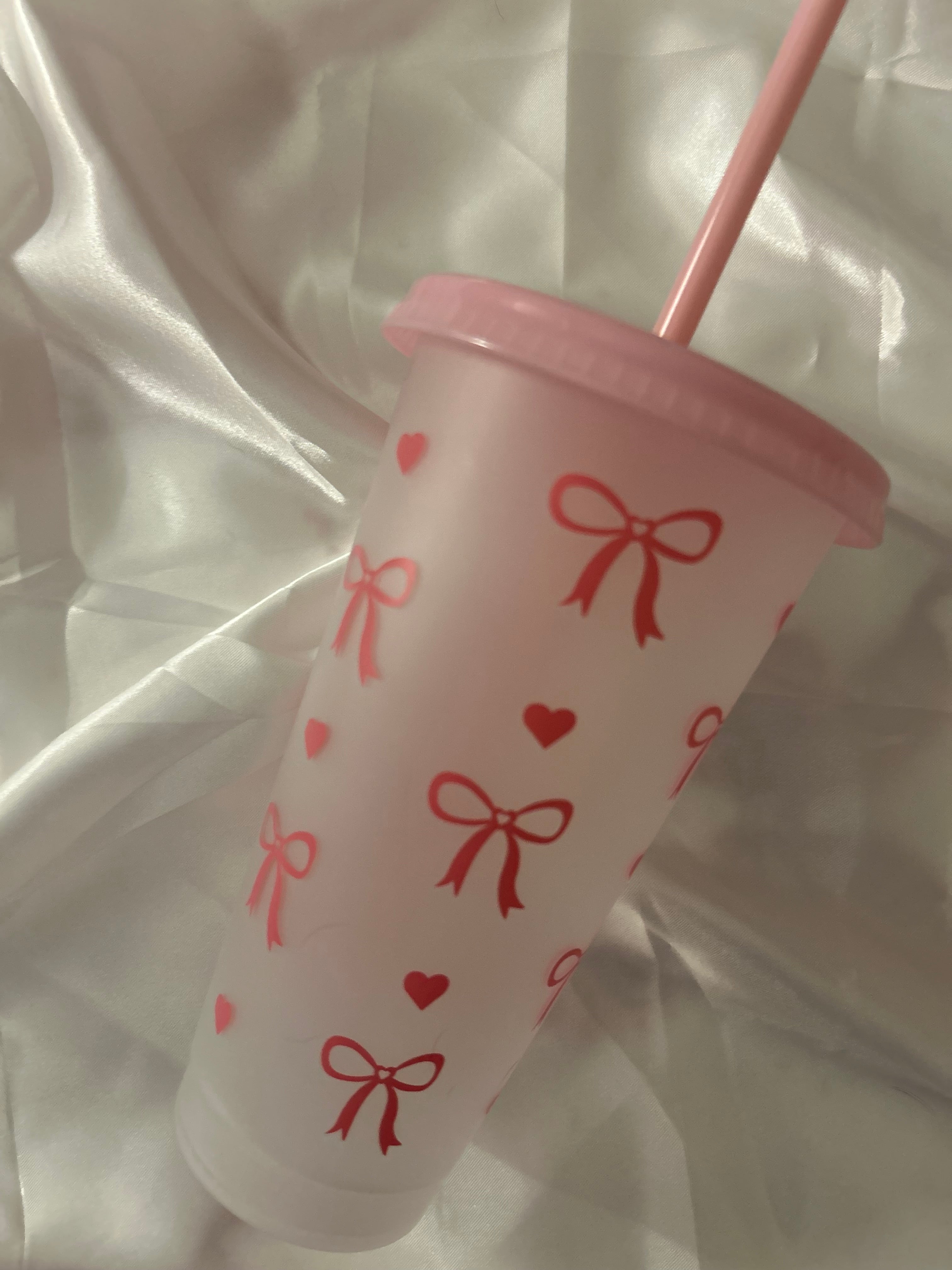 Bow straw cup
