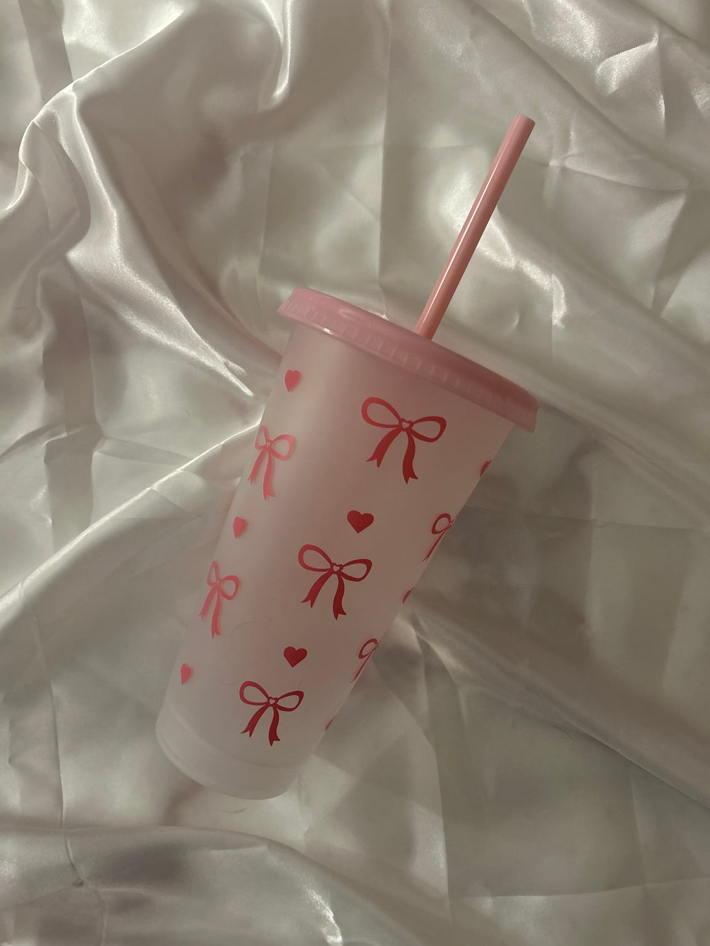 Bow straw cup