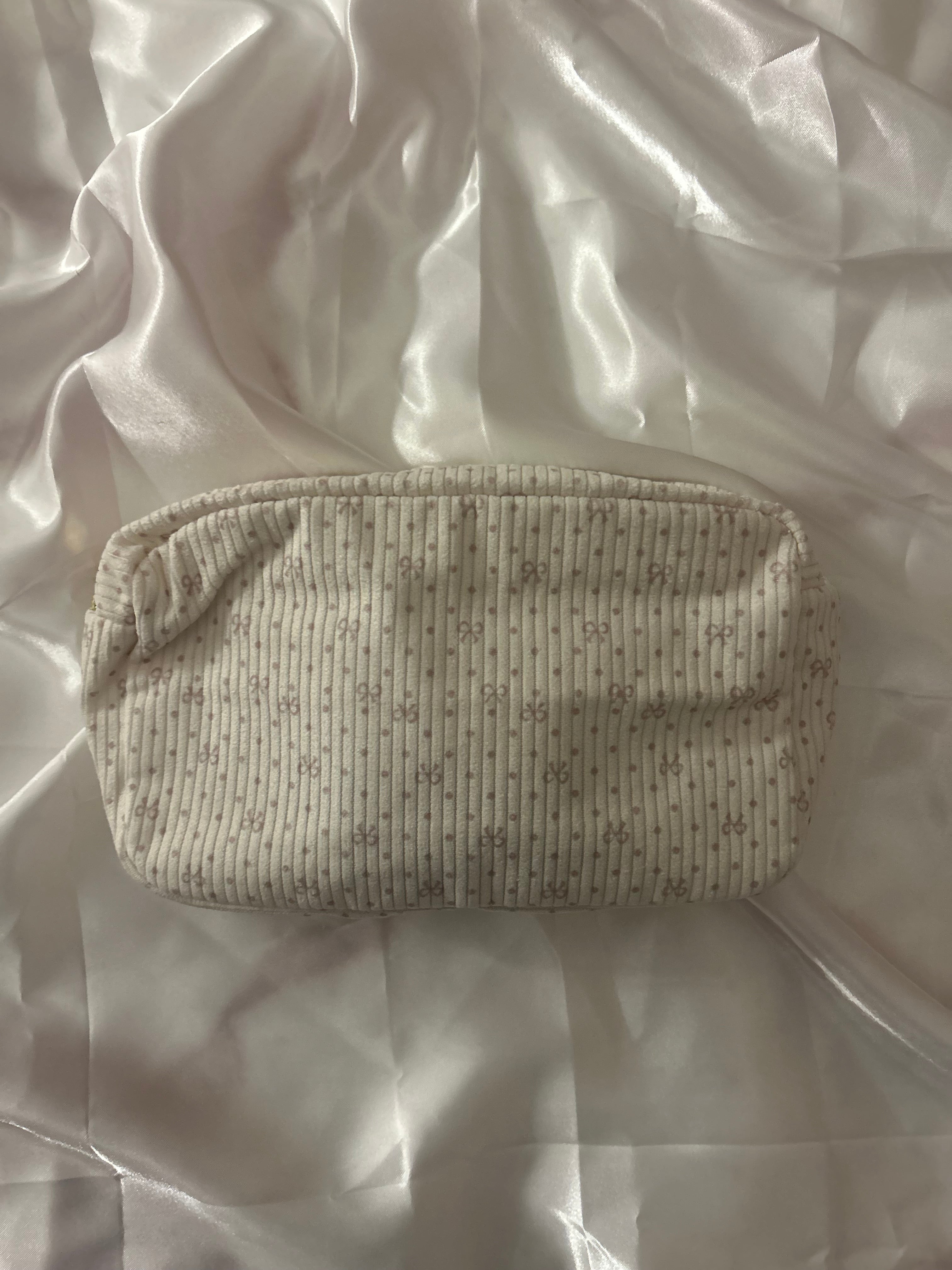 Dainty bow wash case
