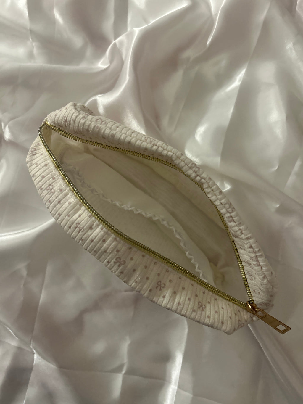 Dainty bow wash case